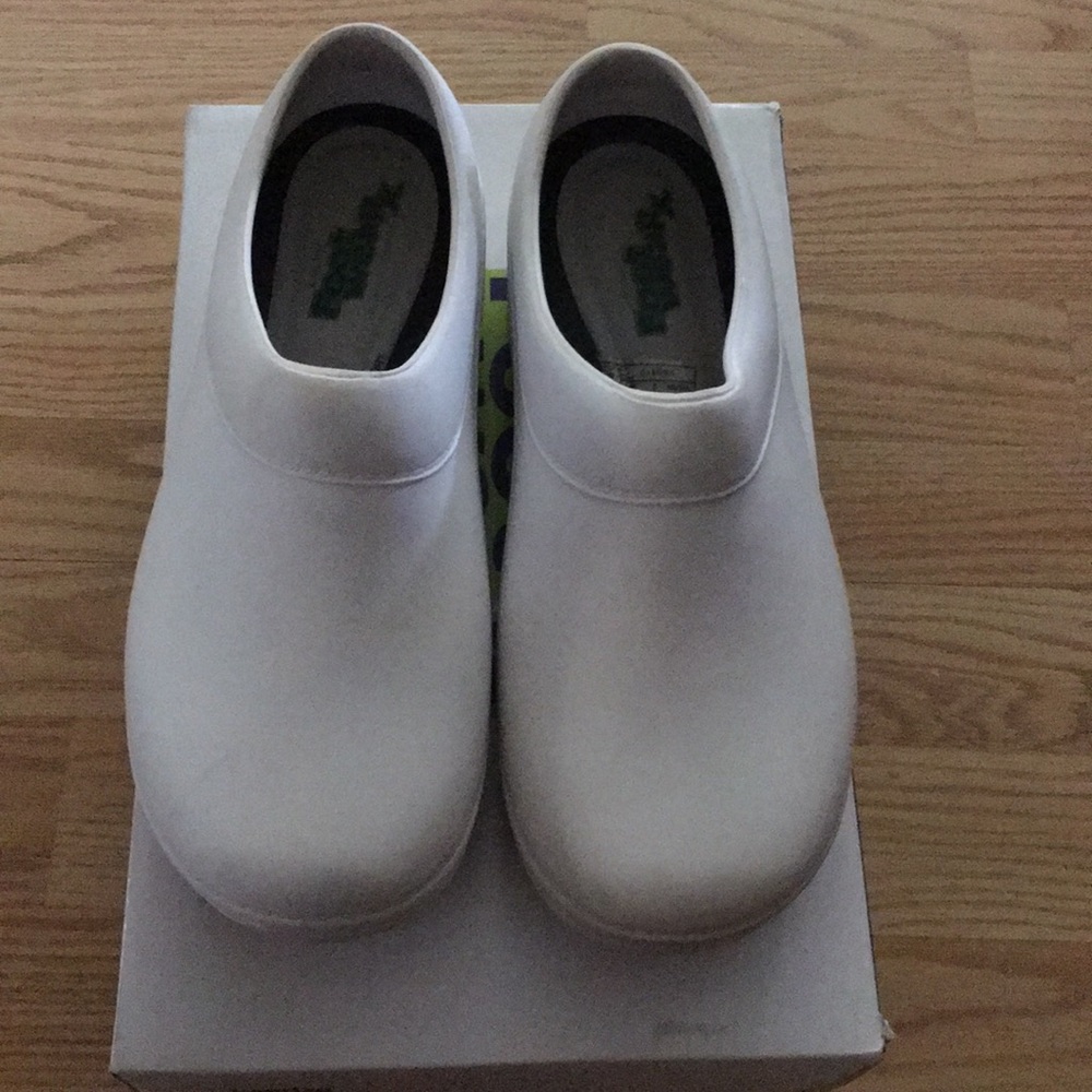 Slip resistant, comfort, unisex nurse shoes
